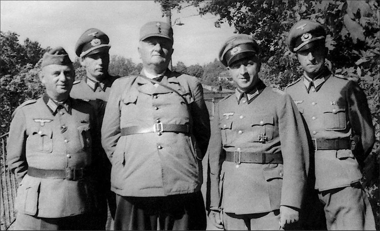 Знаменитый профессор Бирхер (в центре) в окружении немецких офицеров. Командировка на Восточный фронт. Нарва, август 1942 года.
