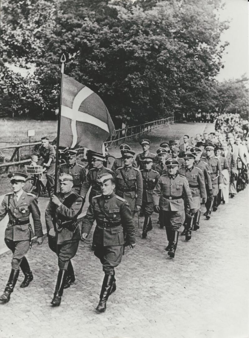 Первые 480 добровольцев, вступившие в корпус СС «Дания», были военнослужащими датской королевской армии.
