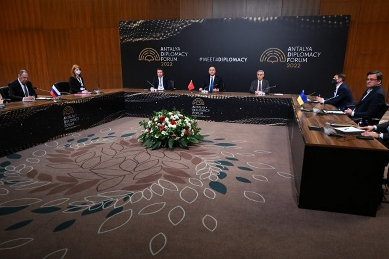 Министр иностранных дел РФ Сергей Лавров (слева), министр иностранных дел Украины Дмитрий Кулеба (справа) и министр иностранных дел Турции Мевлют Чавушоглу (в центре) во время встречи на полях дипломатического форума в Анталье.