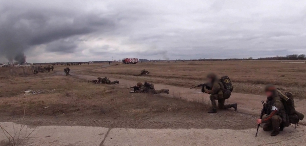 Высадка десантно-штурмового батальона на аэродроме Гостомель в 40 км от Киева.