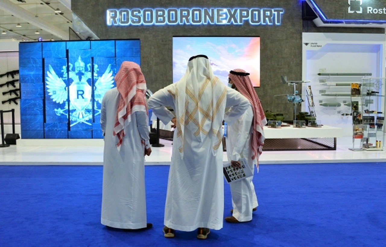 Посетители выставки World Defense Show-2022 в Эр-Рияде у стенда АО «Рособоронэкспорт».