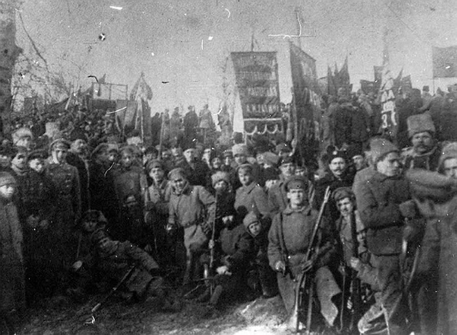 Группа вооружённых рабочих. Киев, январь 1918 года.