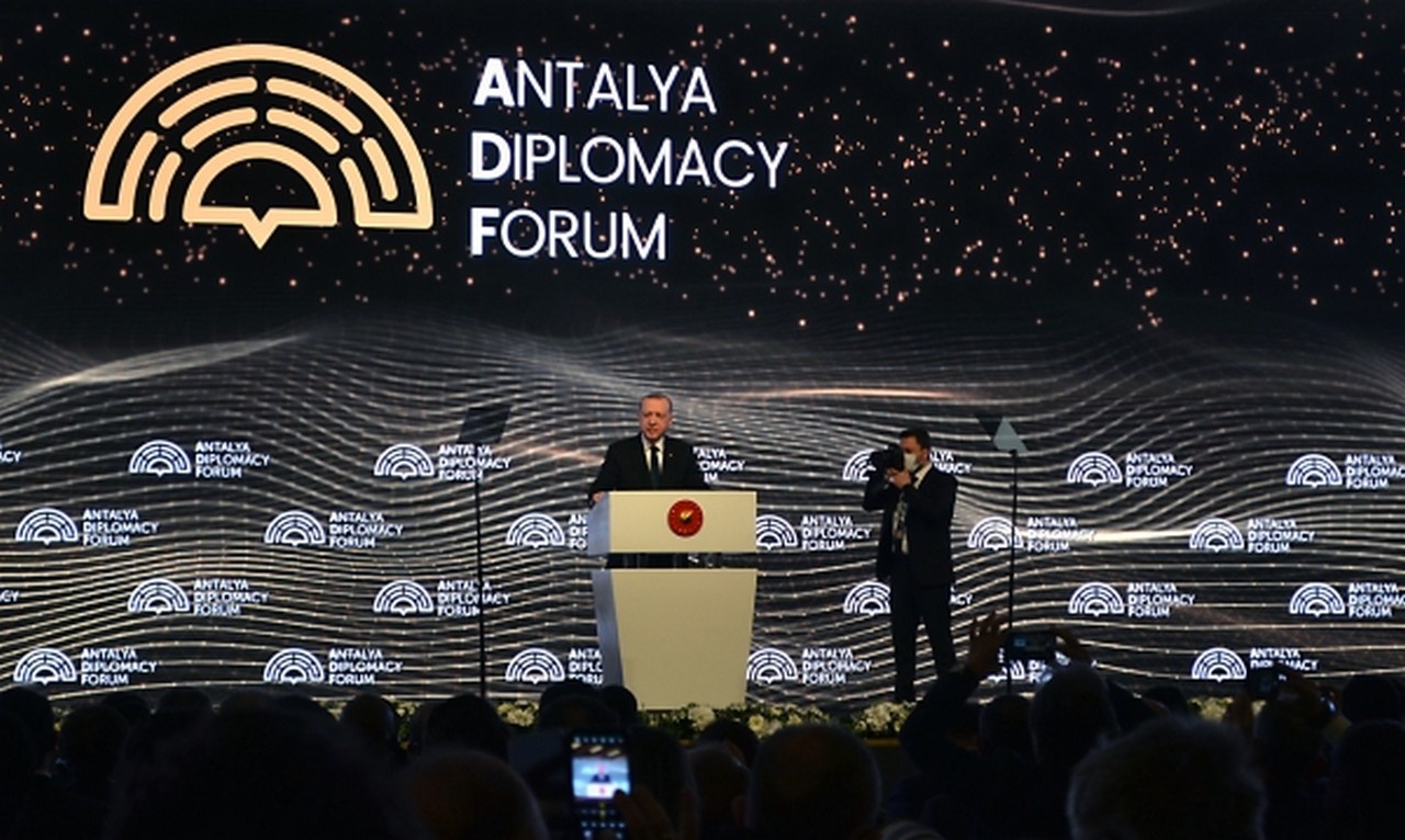 Турецкий президент Реджеп Тайип Эрдоган назвал недопустимыми нападки на представителей российской культуры, открывая недавний дипломатический форум в Анталье.
