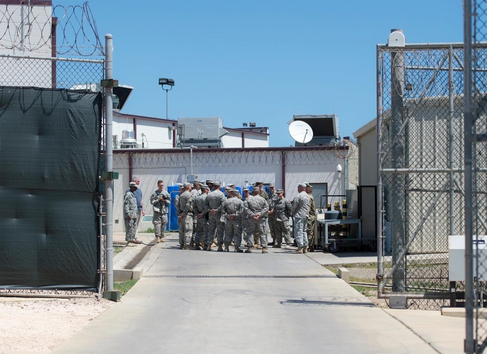 Одной из крупнейших баз в регионе является Гуантанамо на юго-востоке Кубы, которая была арендована США после испано-американской войны ещё в 1903 году.