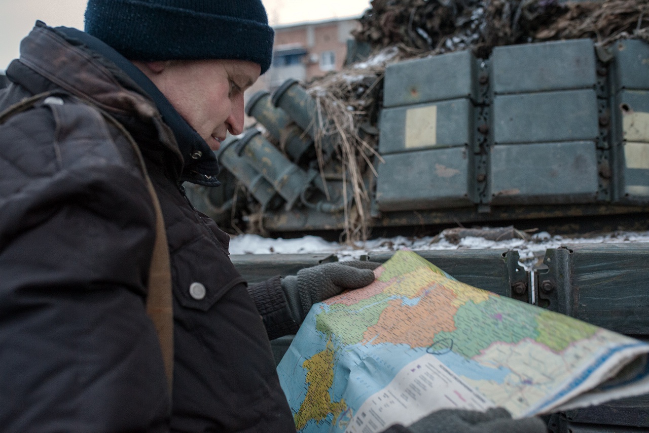 Военные принимаются изучать трофейную карту, видимо, прикидывая кратчайший путь на Киев или даже на Львов.