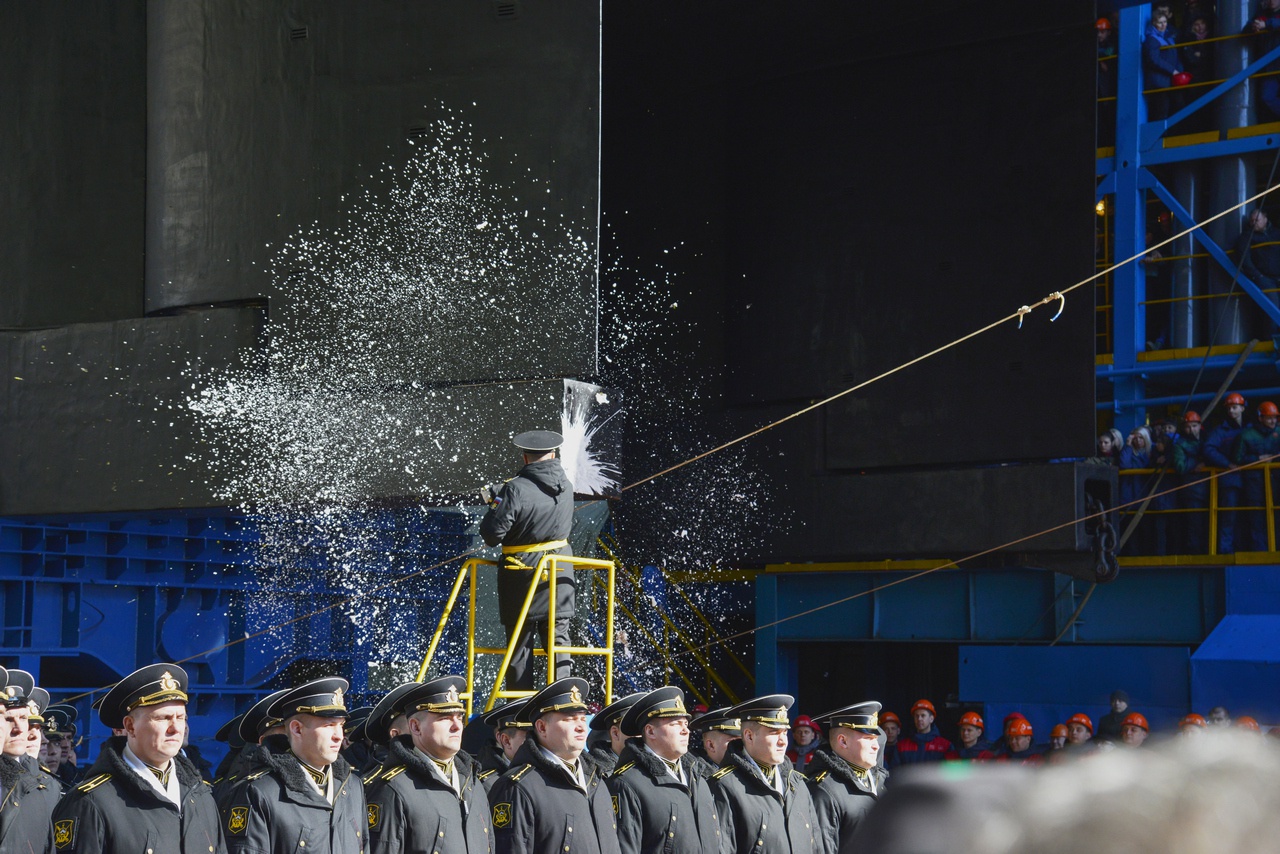 Разбитие бутылки шампанского на церемонии вывода из эллинга АПЛ «Белгород».