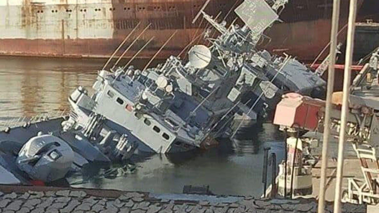 Лежащий на боку в полузатопленном состоянии у заводской стенки в порту города Николаева фрегат «Гетман Сагайдачный».