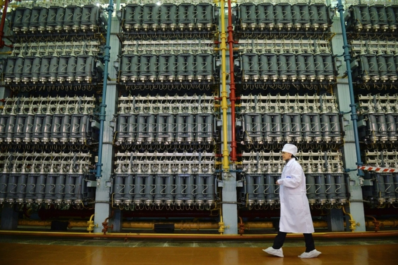 Газовые центрифуги для разделения изотопов урана в цехе разделительного производства «Уральского электрохимического комбината».