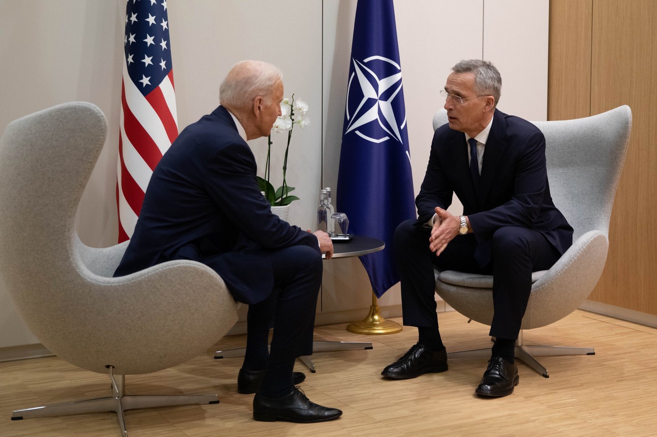 Президент США Джозеф Байден с генеральным секретарём НАТО Йенсом Столтенбергом обсудили вопросы оказания военной помощи Украине.
