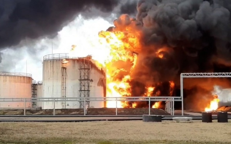 Резервуары с топливом после подрыва сразу загорелись, вызвав сильный пожар.