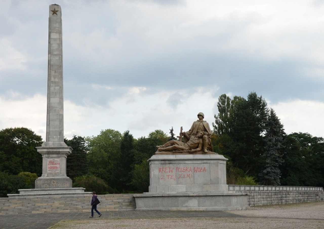 Реставрация правды: сегодня поляки «воюют» с нашими памятниками, вчера стреляли в спины красноармейцам