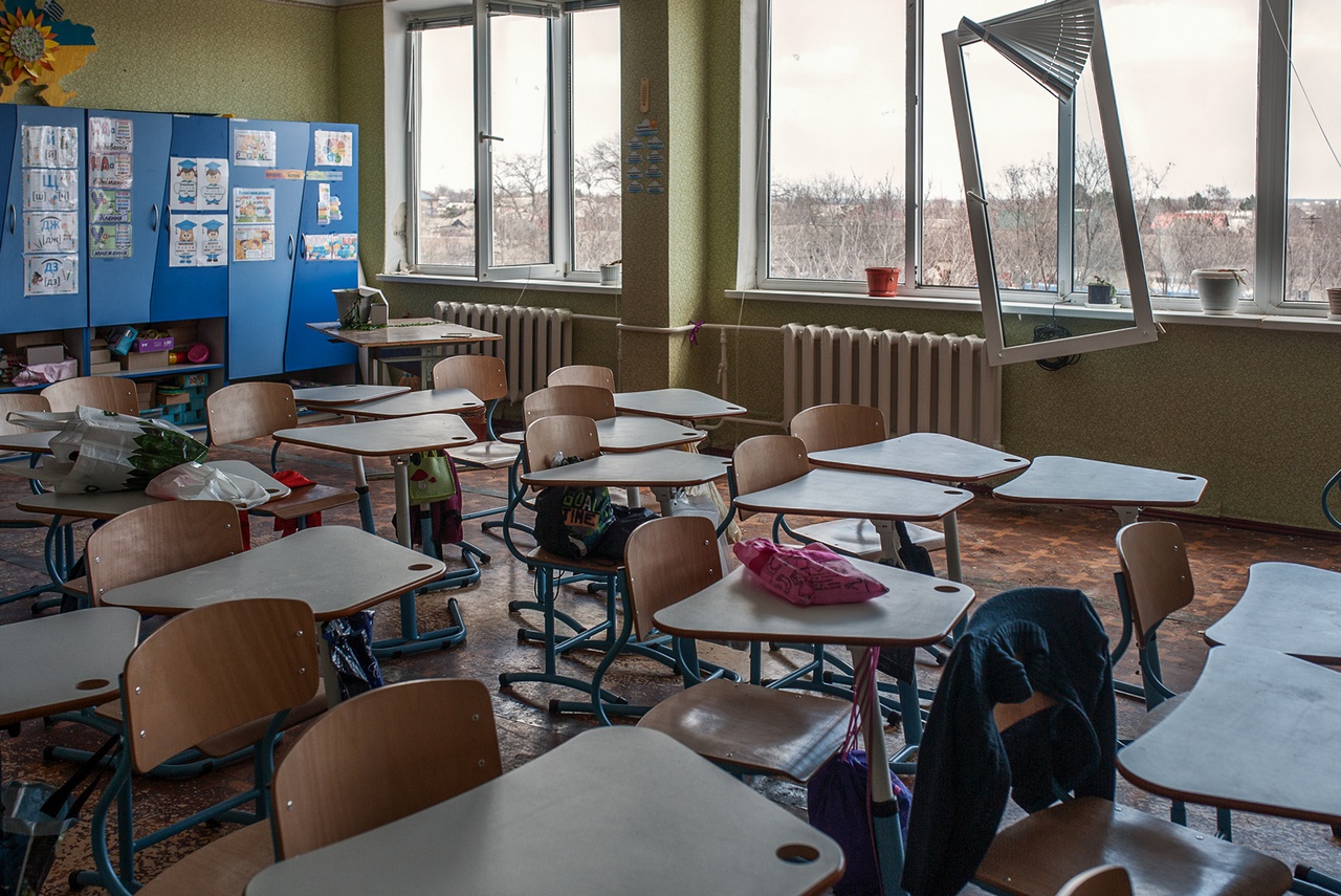В разбитом классе, где на партах остались брошенными вещи учеников младших классов, на доске дата последнего урока: 23 февраля.