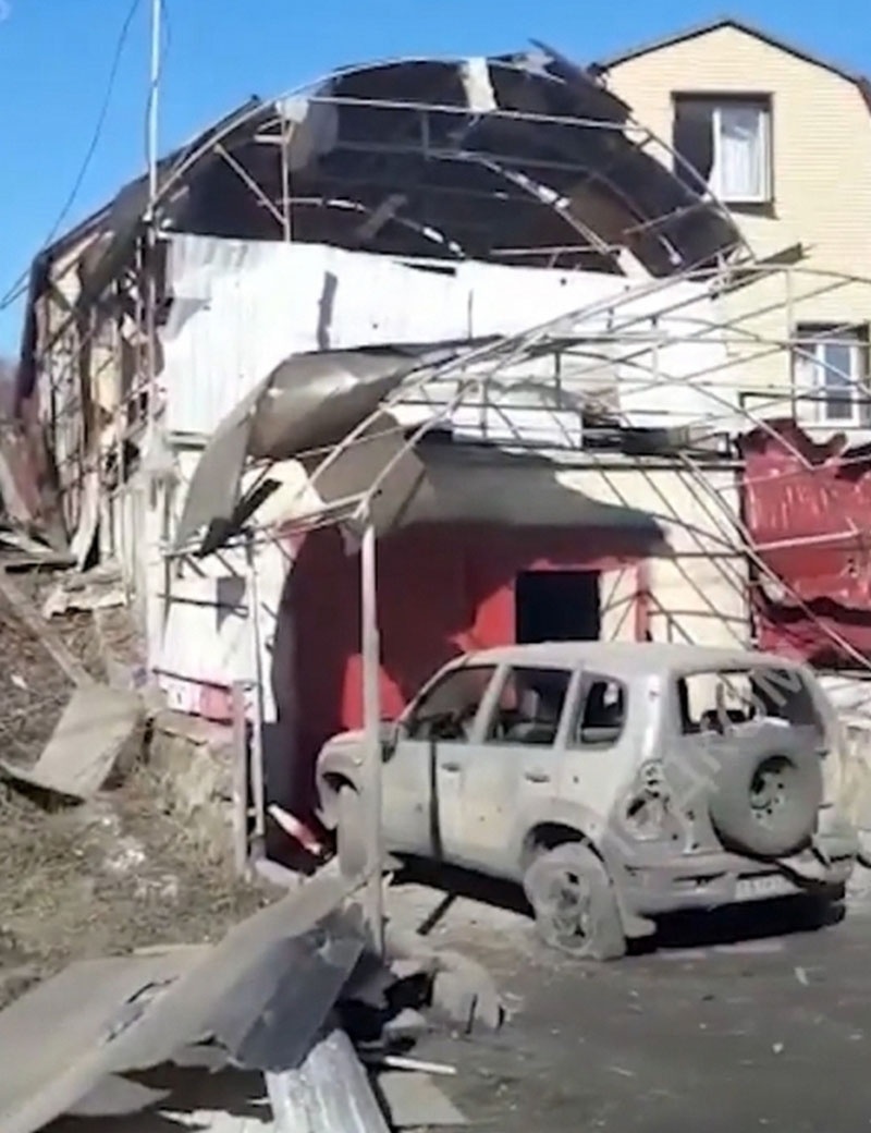 В результате обстрела с украинской стороны снарядами РСЗО «Смерч» пострадали мирные жители и частные жилые дома.
