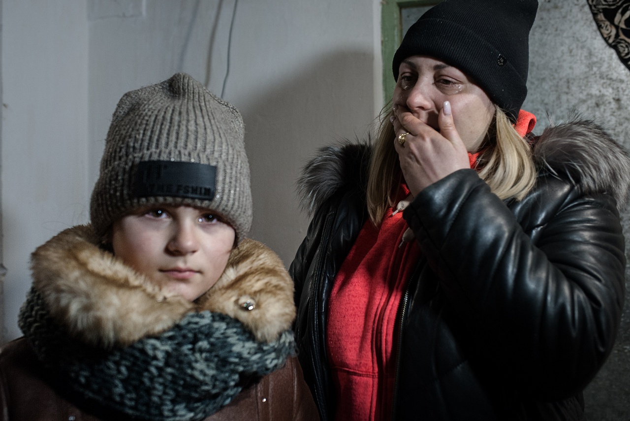 Мария (справа) укрывалась вместе с другими 200 жителями в убежище школы №8.