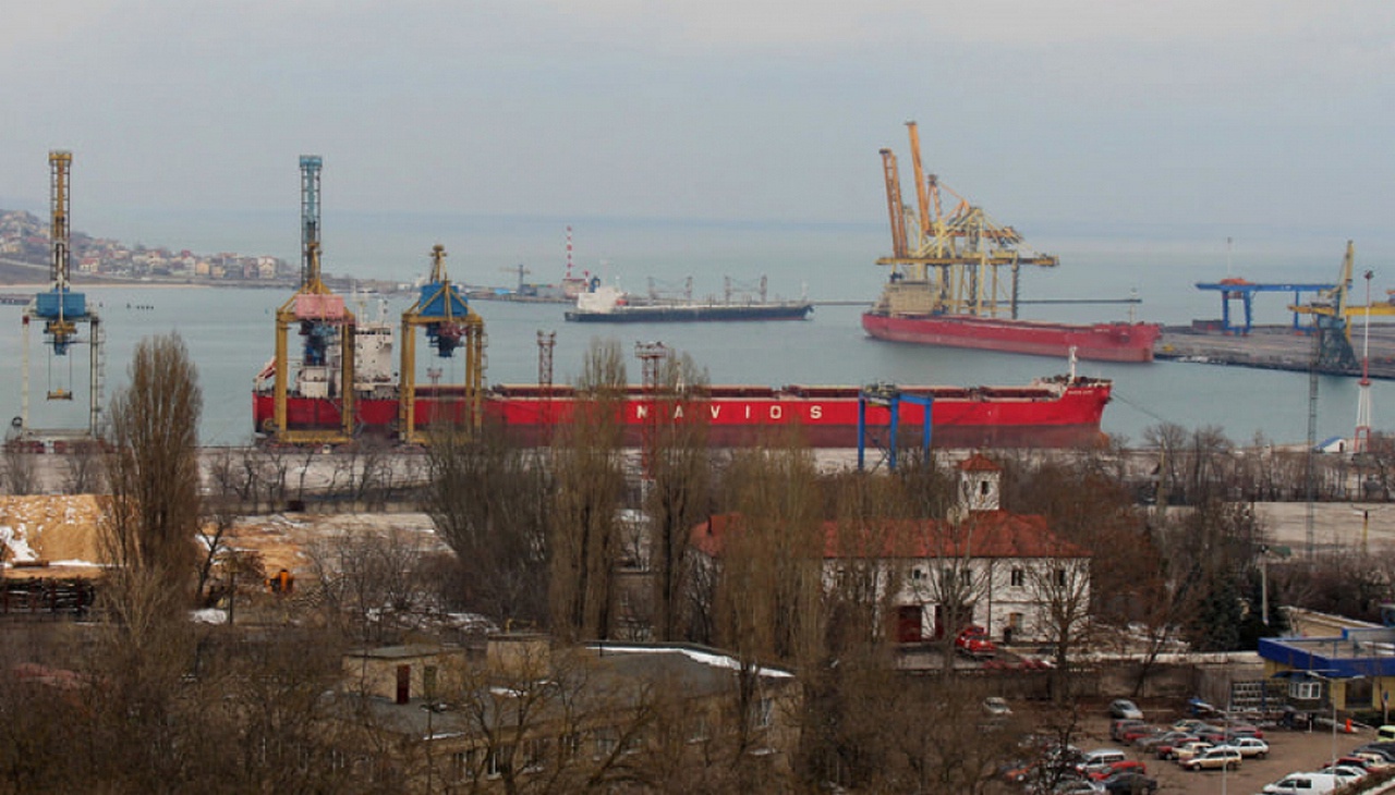 Иностранным гражданским судам в Черноморске украинские власти запретили выход из порта под угрозой затопления.