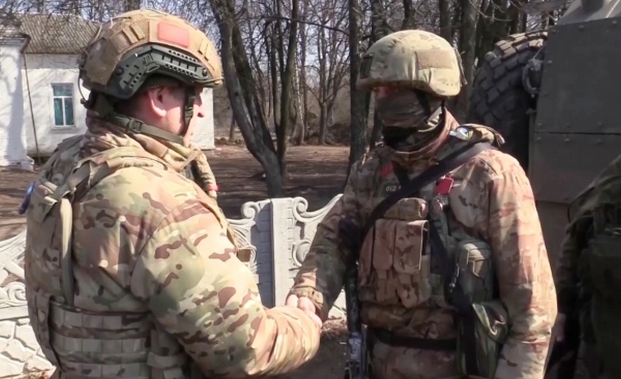Командующий войсками Центрального военного округа Александр Лапин (слева) вручает награду участнику военной спецоперации на Украине.