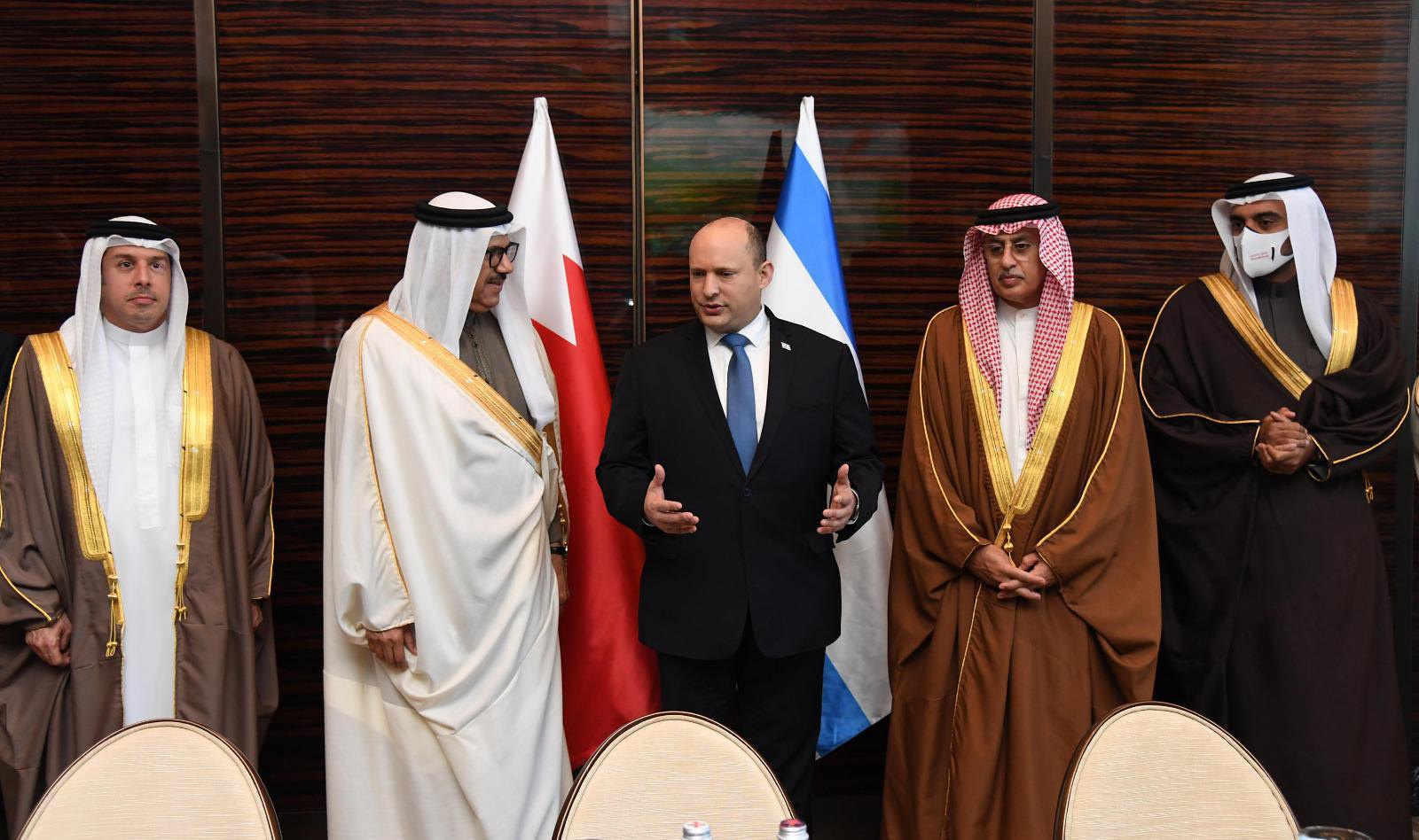 Премьер-министр Израиля Нафтали Беннет встретился с министрами иностранных дел, промышленности и транспорта Бахрейна.