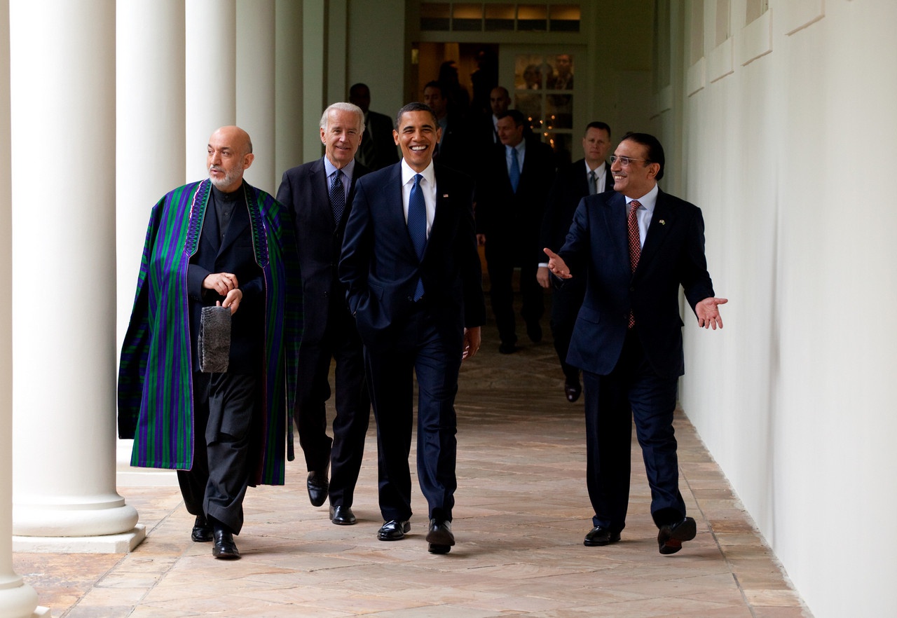Байден (второй слева), будучи в администрации Обамы, встречался с руководителями Афганистана и ещё не догадывался о том позоре, которым покроет себя и США.
