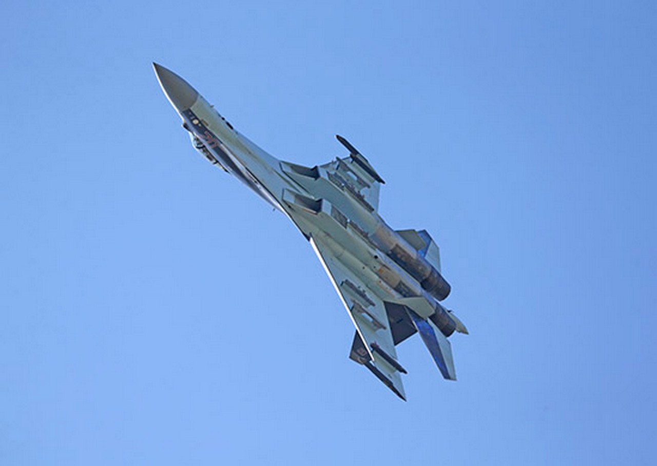 Истребитель Су-35.