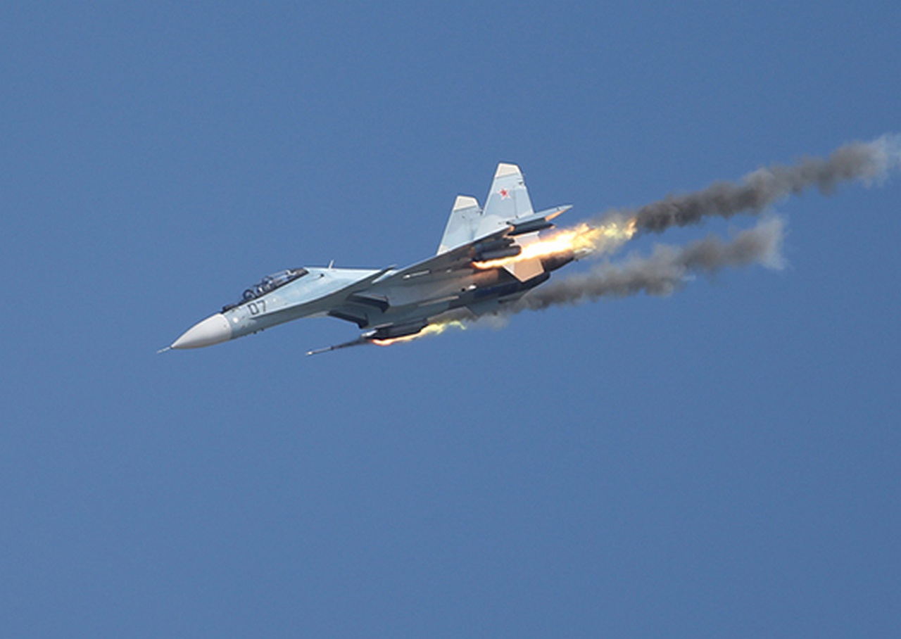 Истребитель Су-30СМ наносит удар.