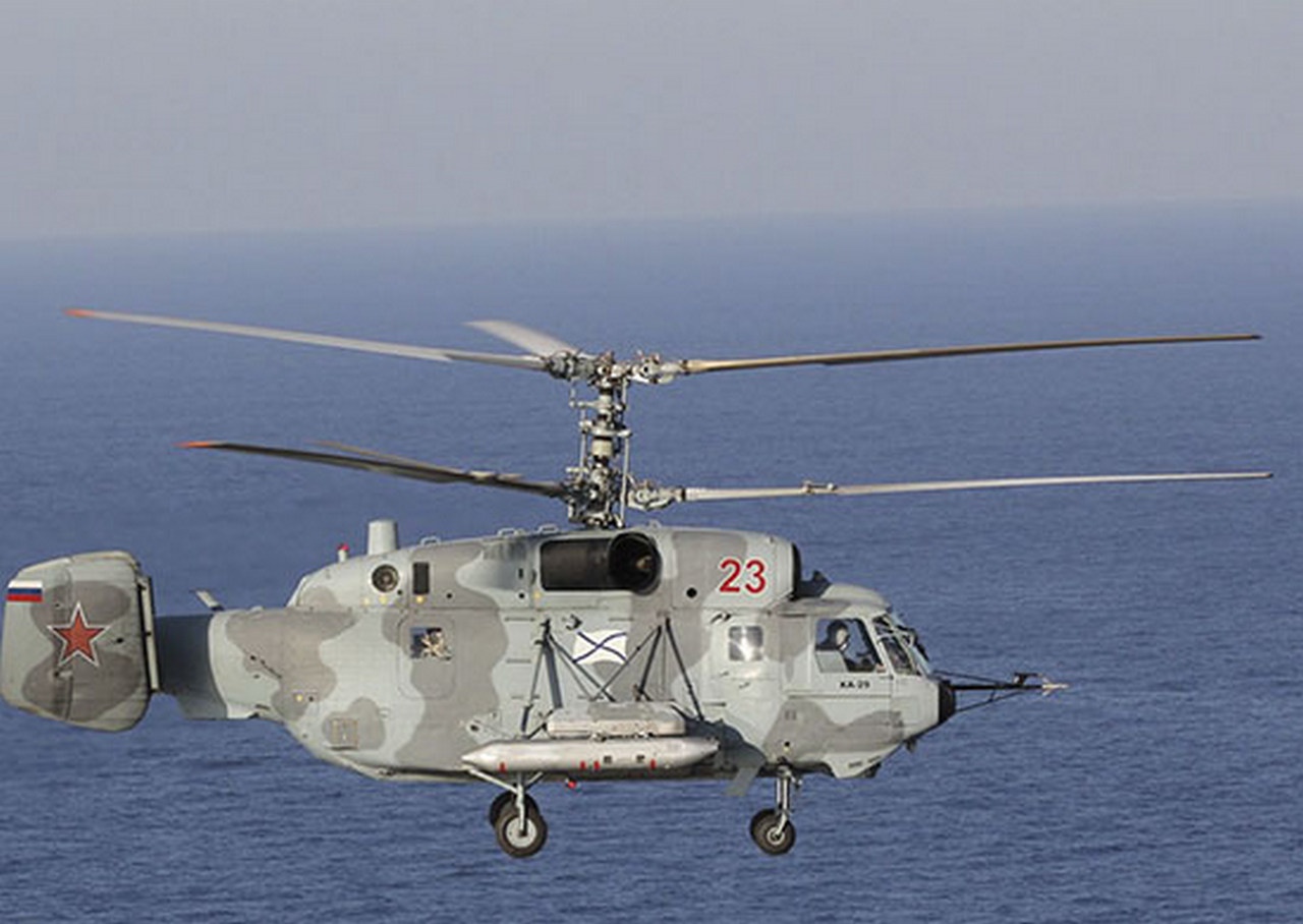 Вертолёт Ка-29 над морем.