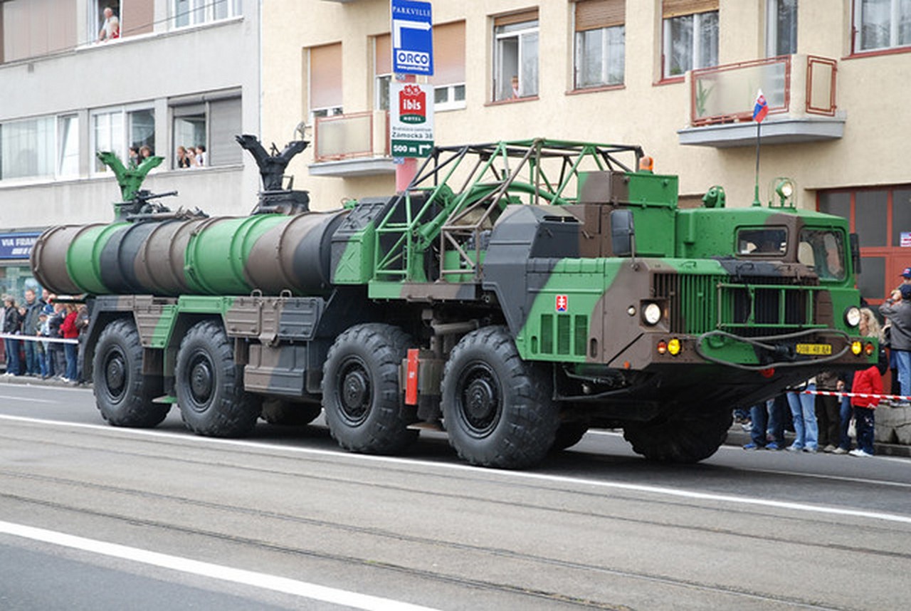 Такой зенитно-ракетный комплекс С-300 был поставлен Украине из Словакии.