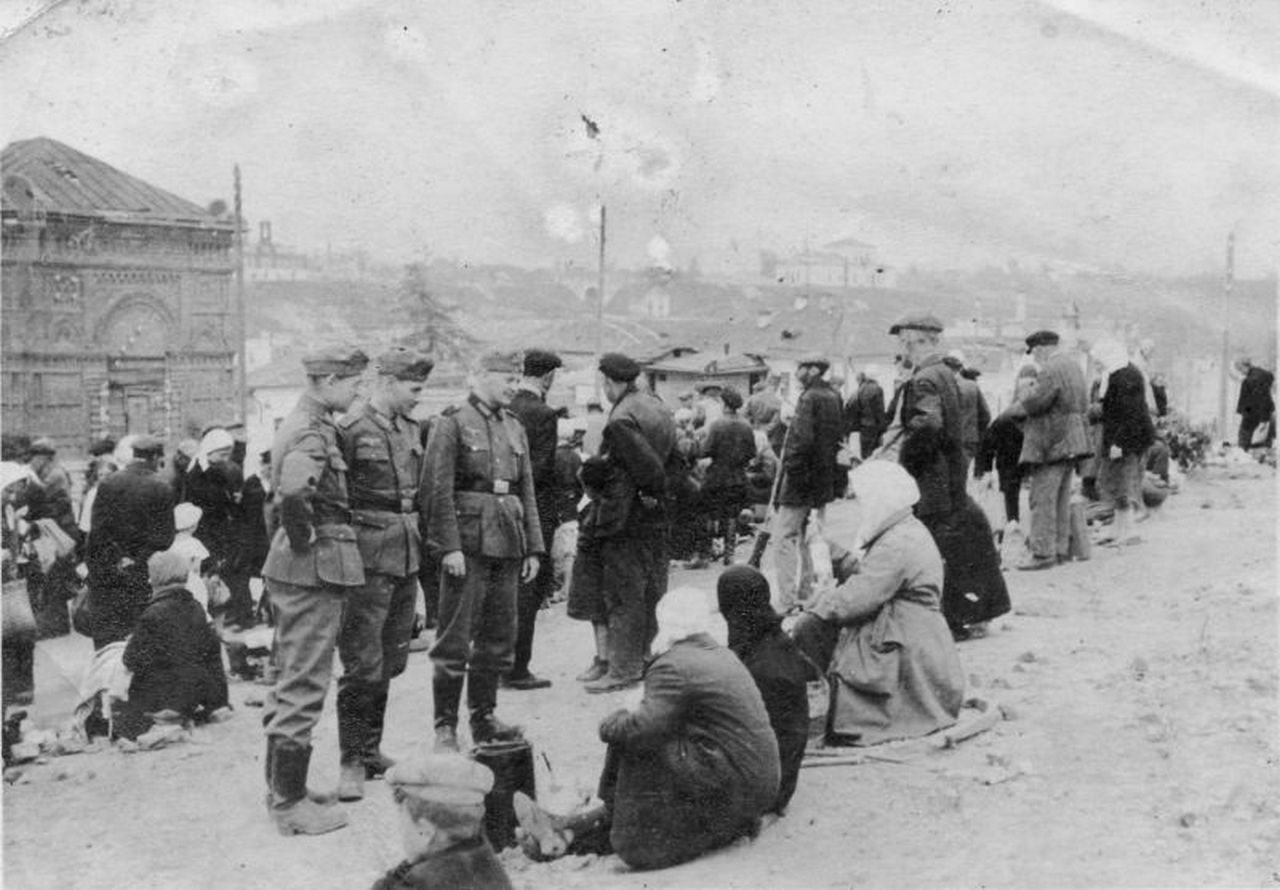 Немецкие солдаты кормились на рынке в оккупированном Ржеве.
