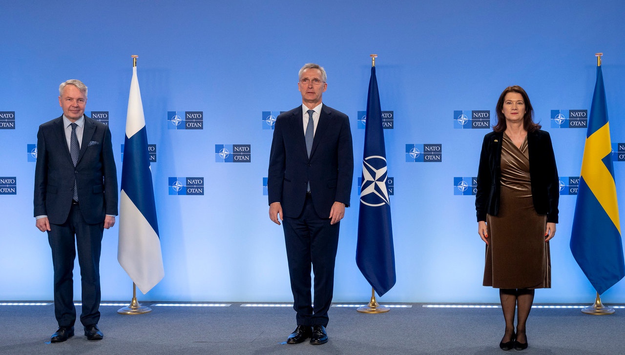 Слева направо: Пекка Хаависто (министр иностранных дел Финляндии) с генеральным секретарём НАТО Йенсом Столтенбергом и Анн Линде (министр иностранных дел Швеции).
