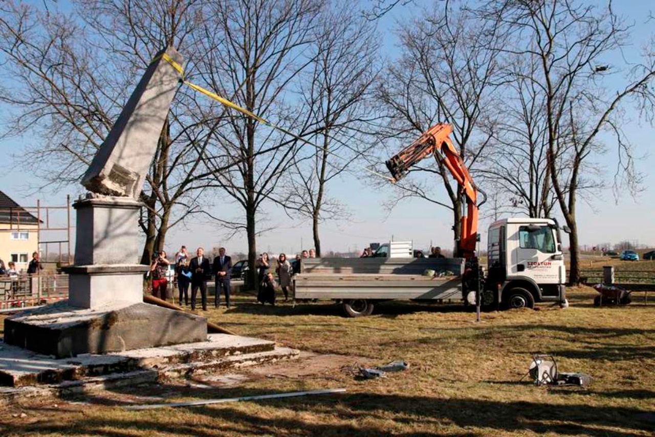 Русофобы снесли памятник погибшим красноармейцам в Хжовице.