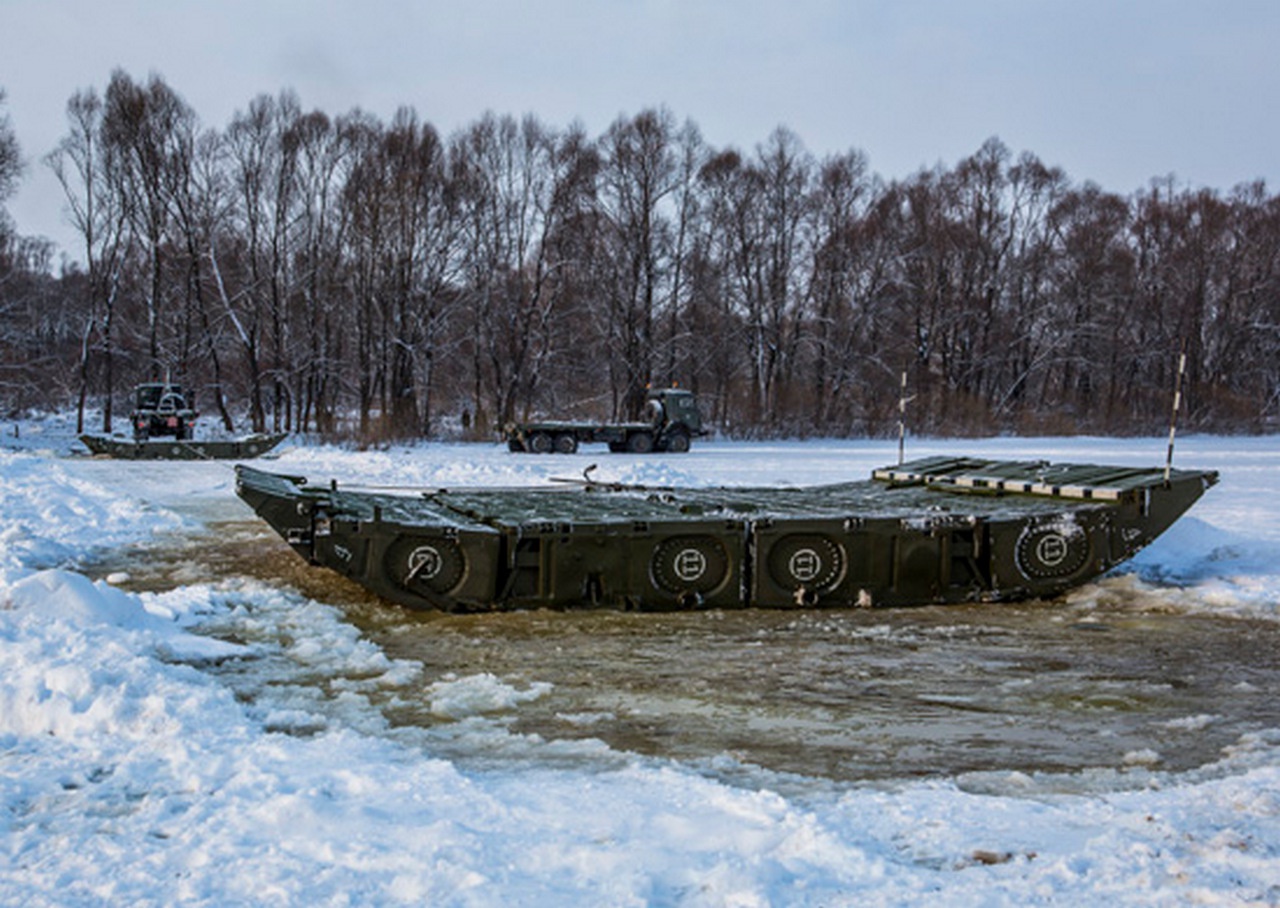 Специалисты-мостовики навели понтонную переправу на реке Томь.