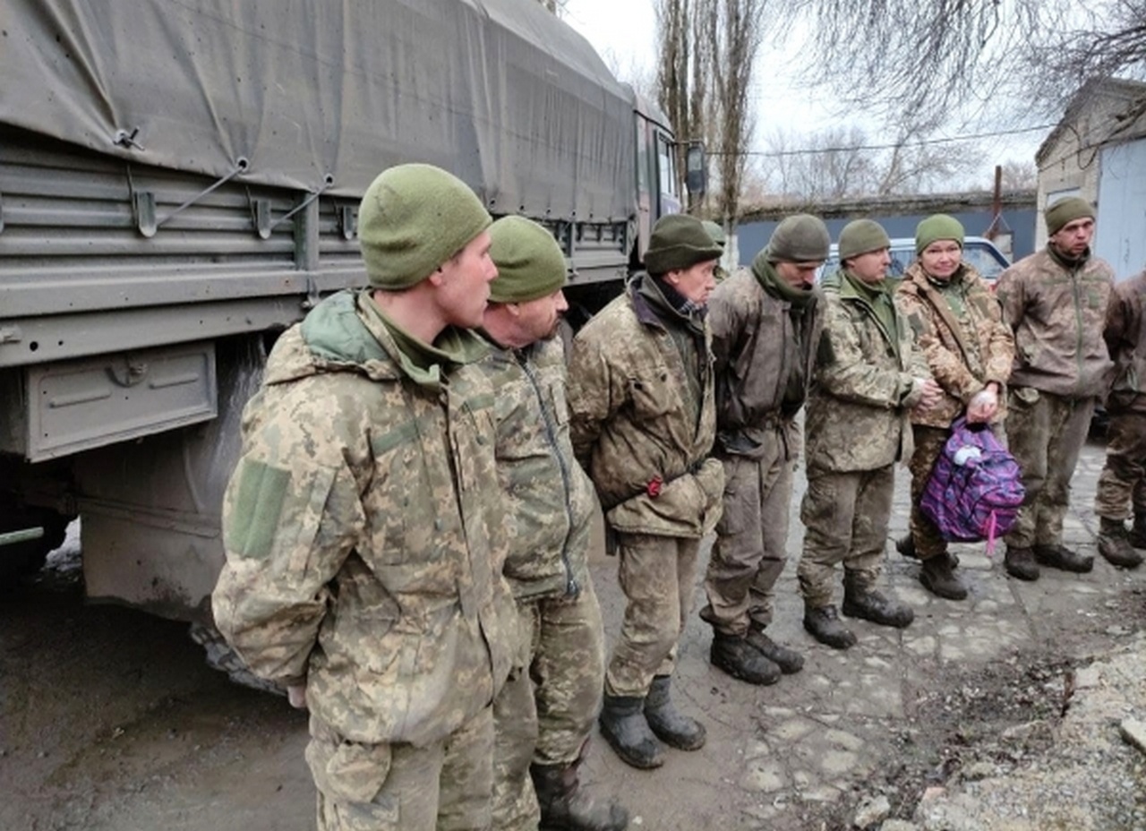 Сдавшиеся украинские военные на собственном опыте убедились, что бояться им нечего - не убьют, накормят. В отличие от наших пленных, которых эти хлопцы мучили и только потом убивали. Простим? Накормим и отпустим воевать против наших ребят. 
