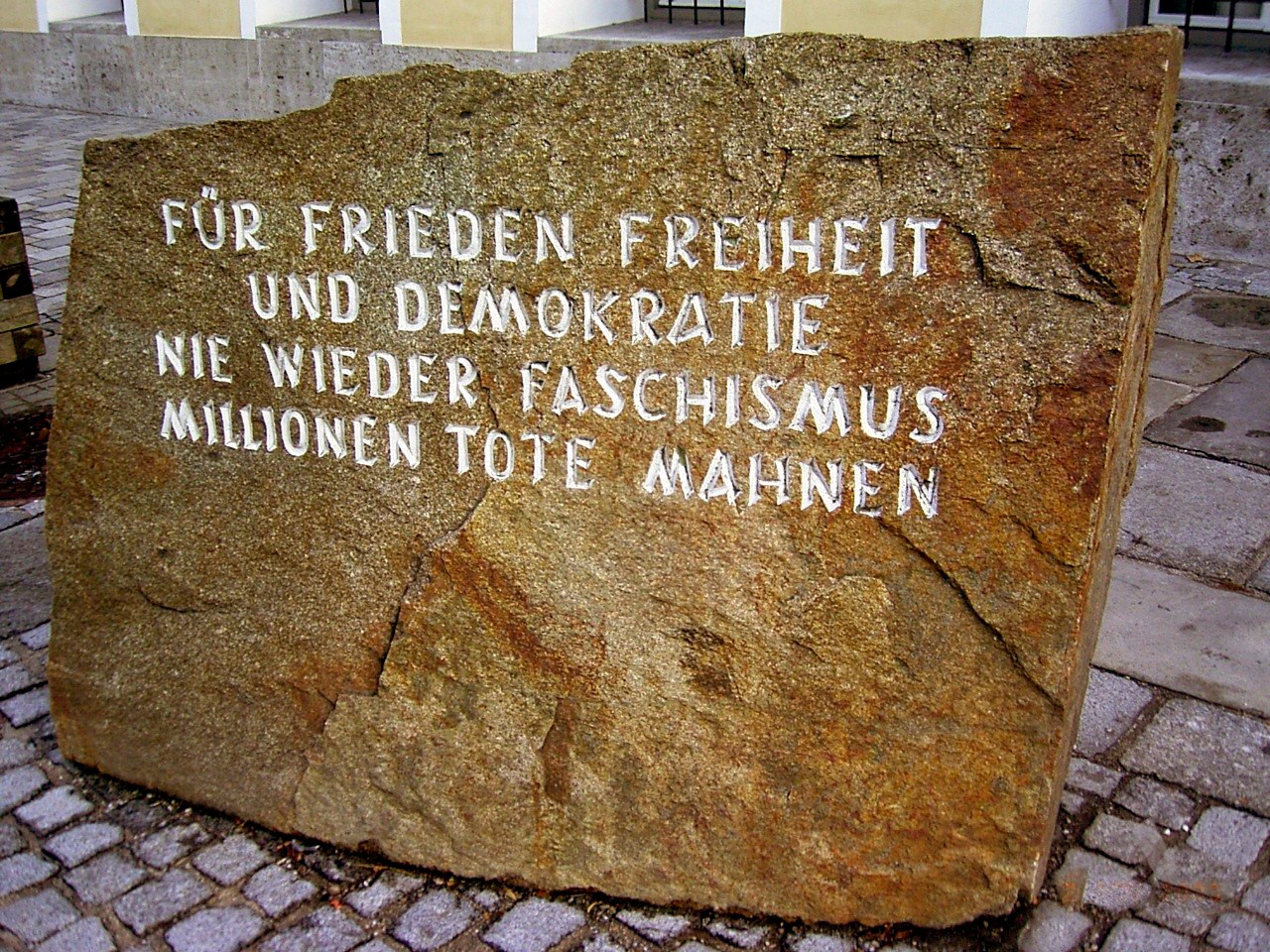 Надпись на камне, который скоро отправят в музей, гласит: «За свободу, мир и демократию. Фашизм не должен повториться. Миллионы убитых взывают к нам».