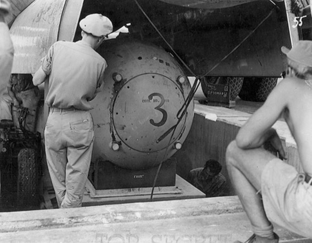 Атомная бомба «Fat Man» в момент загрузки на бомбардировщик B-29, 1945 г.