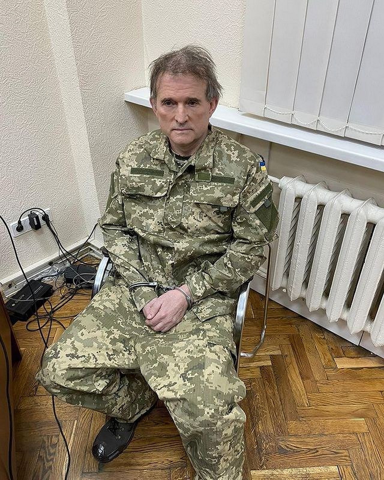 Виктор Медведчук после задержания выглядит по сравнению с российскими пленными совсем не плохо. Только одежонка великовата. 