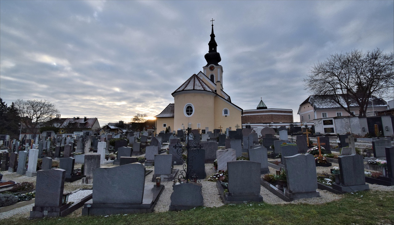 Кладбище городка Леондинг, где срыли могилы родителей Гитлера. 