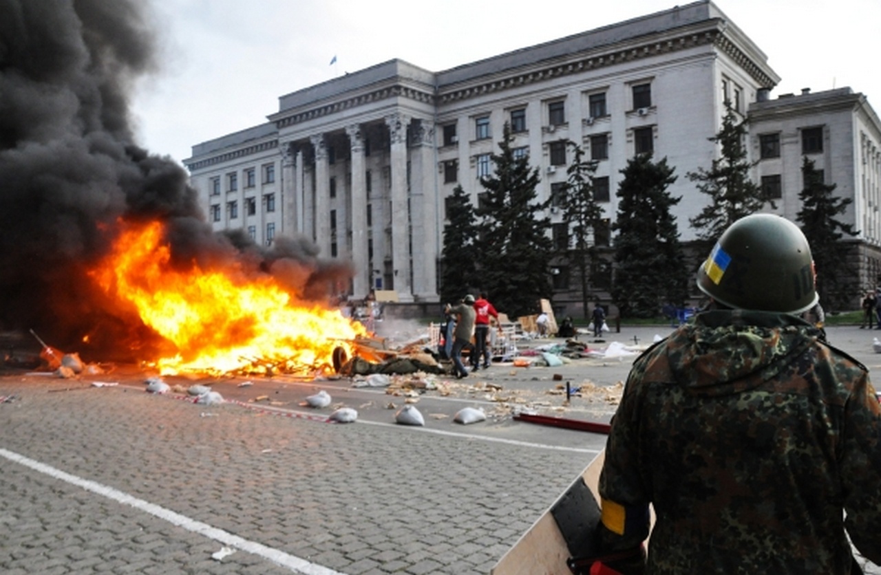 Западенцы безжалостно сожгли живьём людей в Доме профсоюзов в Одессе.