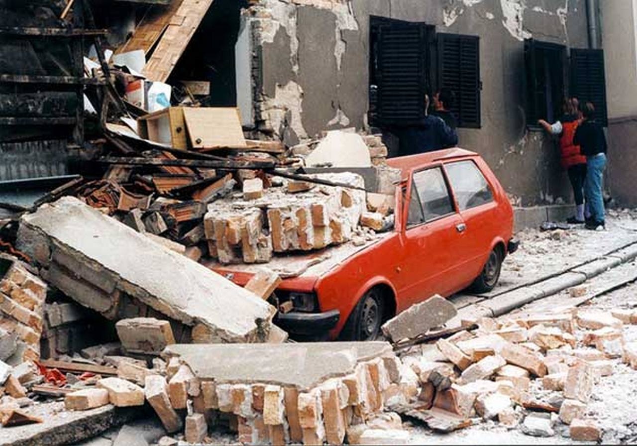 На улицах Белграда после натовских бомбардировок, 1999 г.