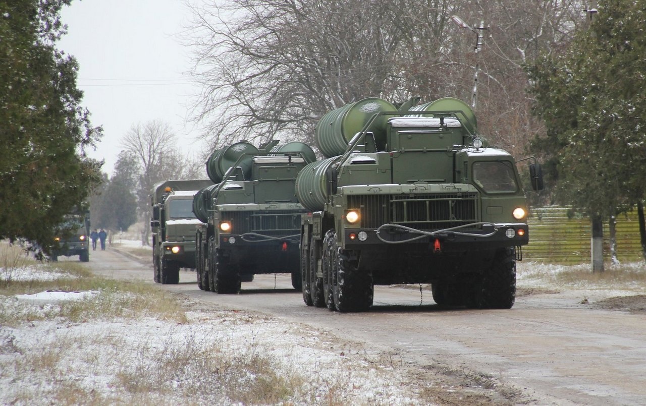 Комплексы С-400 на марше.