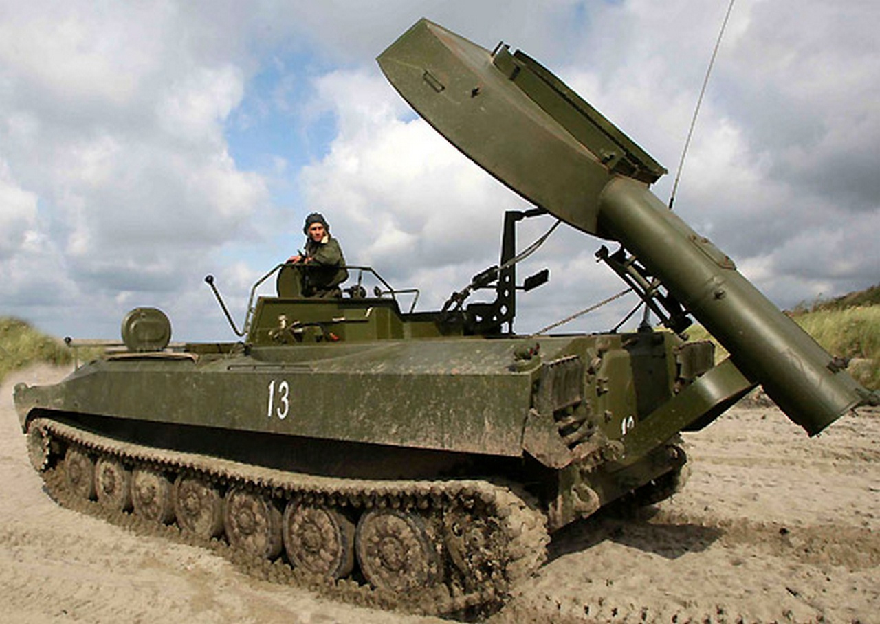 Самоходная реактивная установка разминирования УР-77 «Метеорит» разработана на базе самоходной гаубицы 2С1 «Гвоздика».