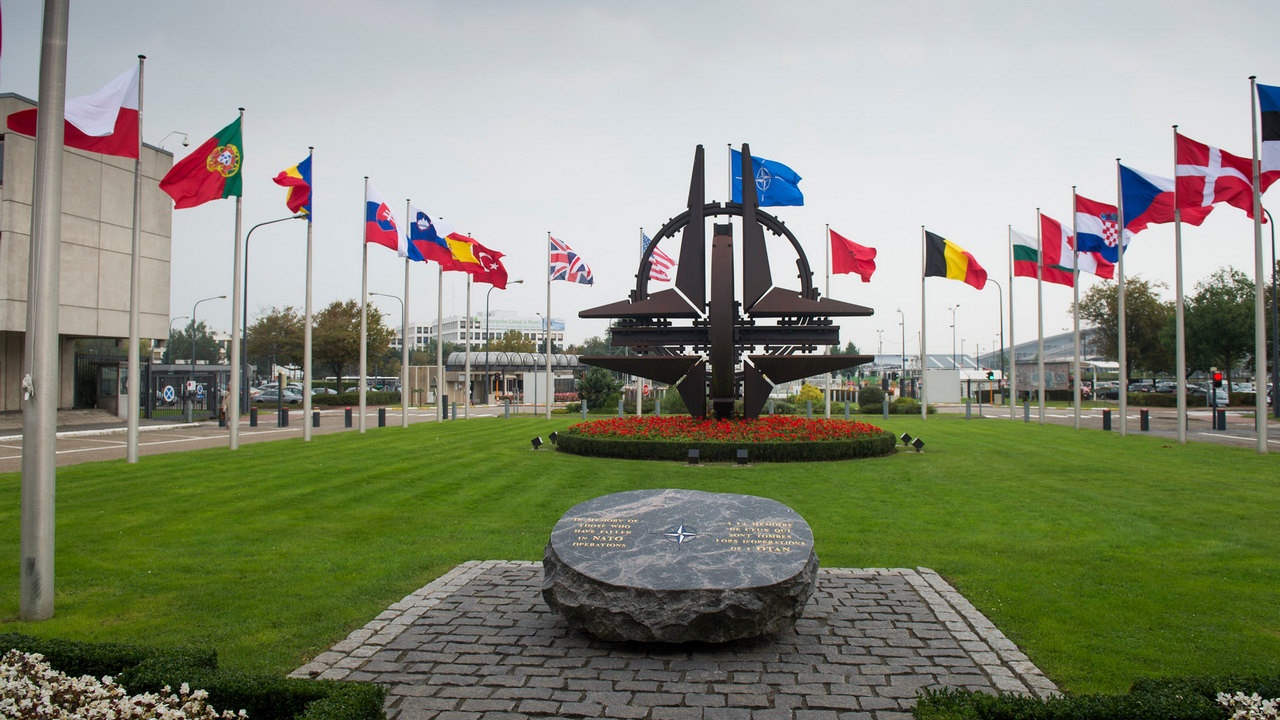 НАТО: «стояние враскорячку»