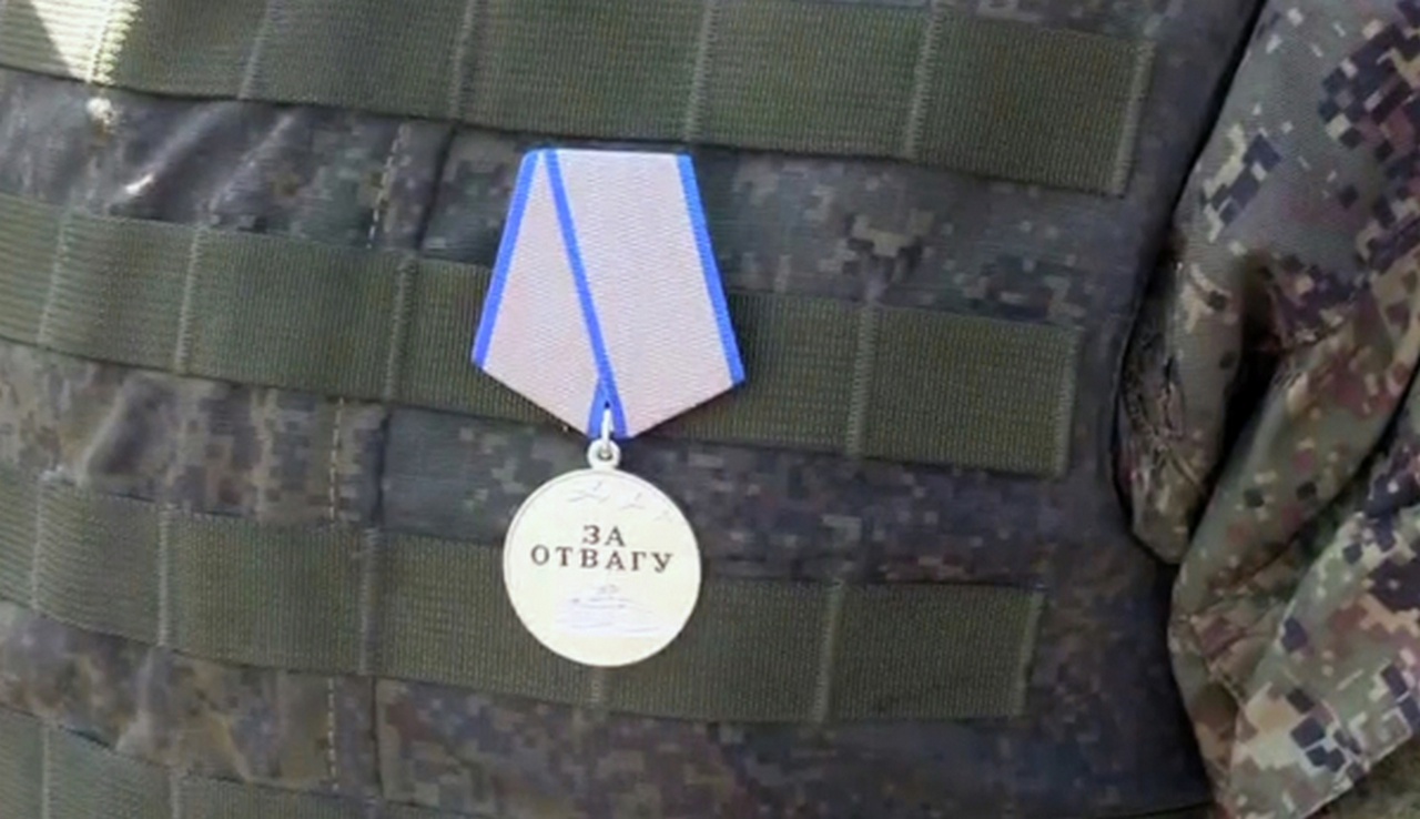 Почётная для русского солдата медаль «За отвагу» на груди участника спецоперации в Донбассе.