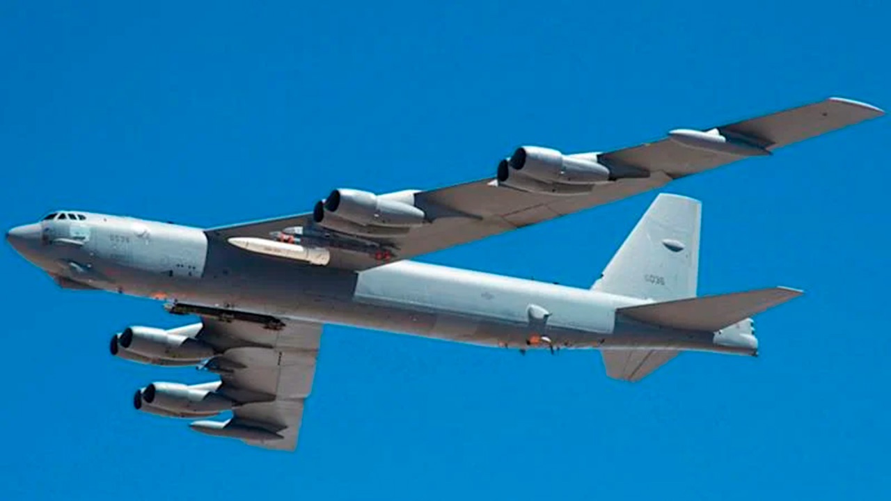 На бомбардировщик B-52 установлена ракета AGM-183A ARRW. Всего он может нести четыре таких боеприпаса.