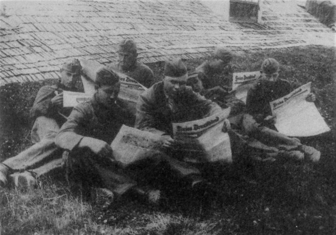 Военнопленные читают газету «Свободная Германия» в лагере №84 в Асбесте.