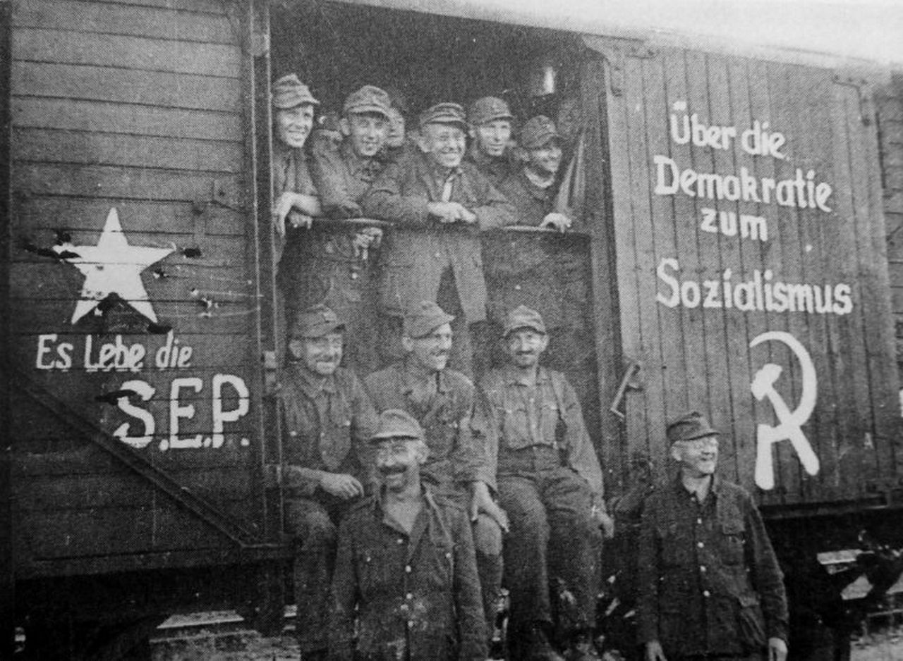 Немецкие военнопленные во время репатриации в Восточную Германию. Надписи на вагоне: «Да здравствует СЕП (Социалистическая Единая Партия Германии)» и «Путём демократии к социализму».