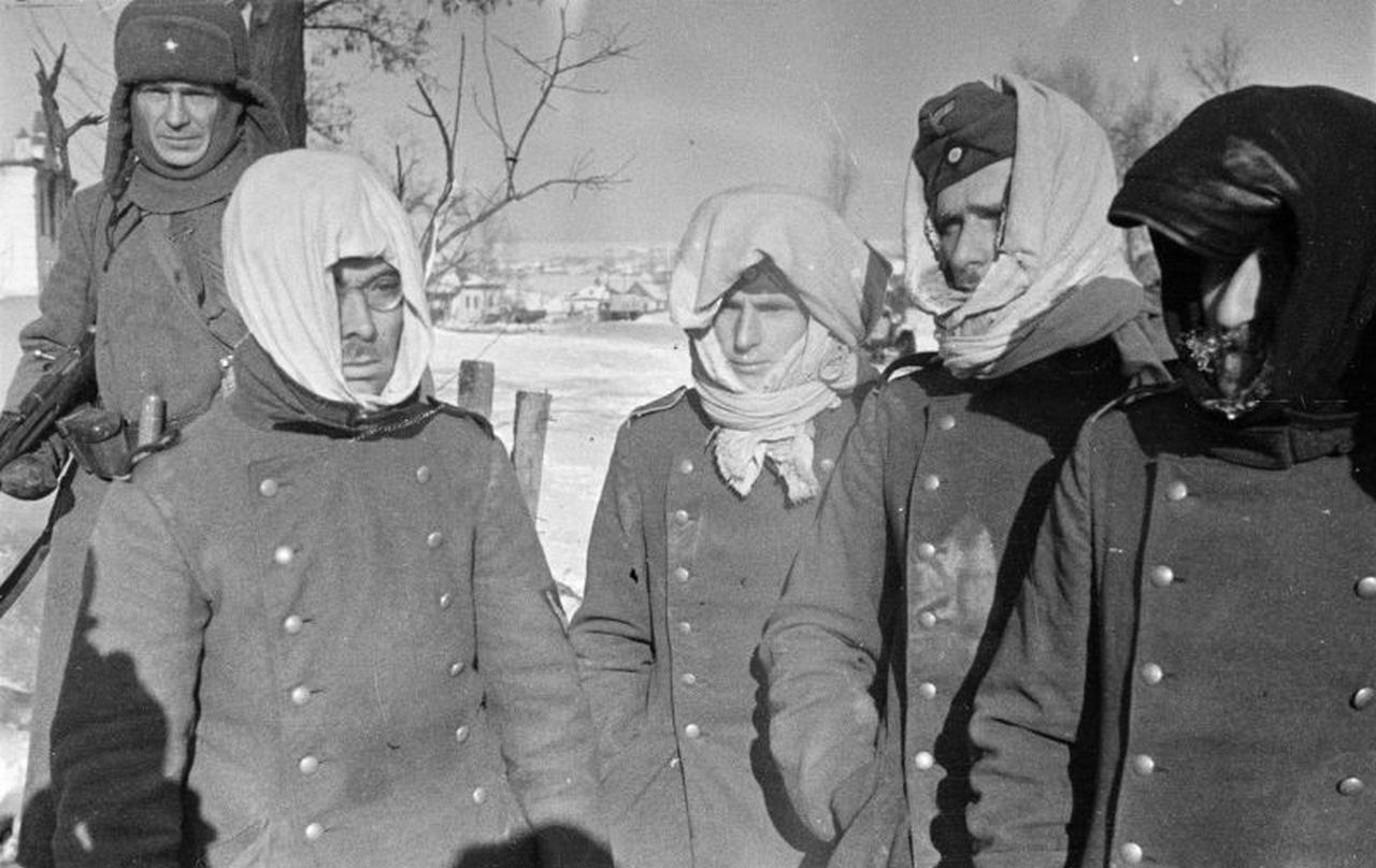 Выжившим солдатам вермахта предстояла «перековка» в советских лагерях.