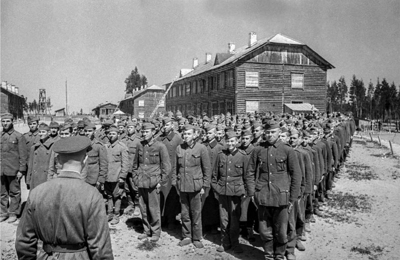 Построение немецких и румынских пленных перед отправкой на работы.