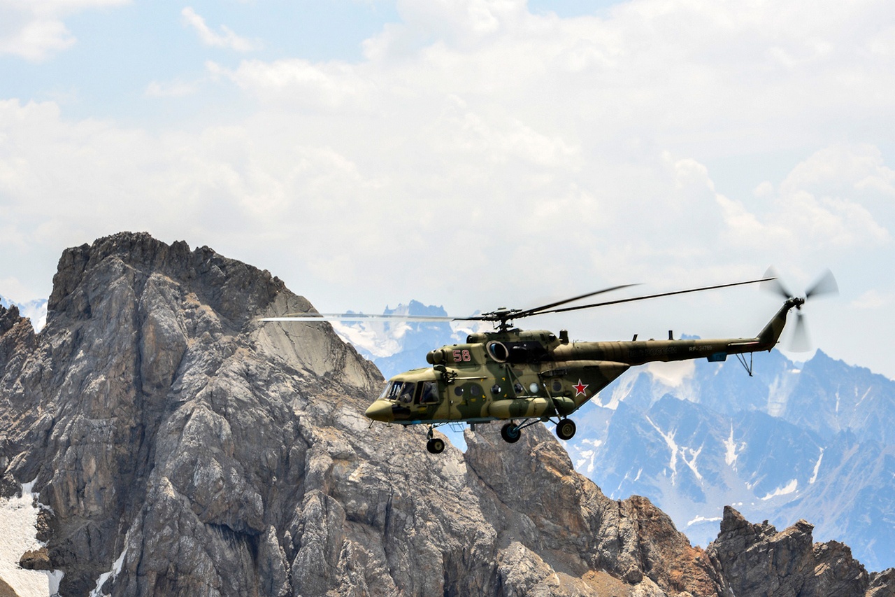 К выполнению учебных упражнений в горах допускаются вертолётчики, имеющие соответствующий уровень подготовки.