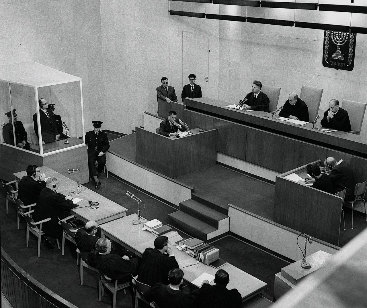 В израильском суде оберштурмбанфюрера СС Адольфа Эйхмана признали виновным в преступлениях против человечества, приговорили к смертной казни и повесили 31 мая 1961 года.
