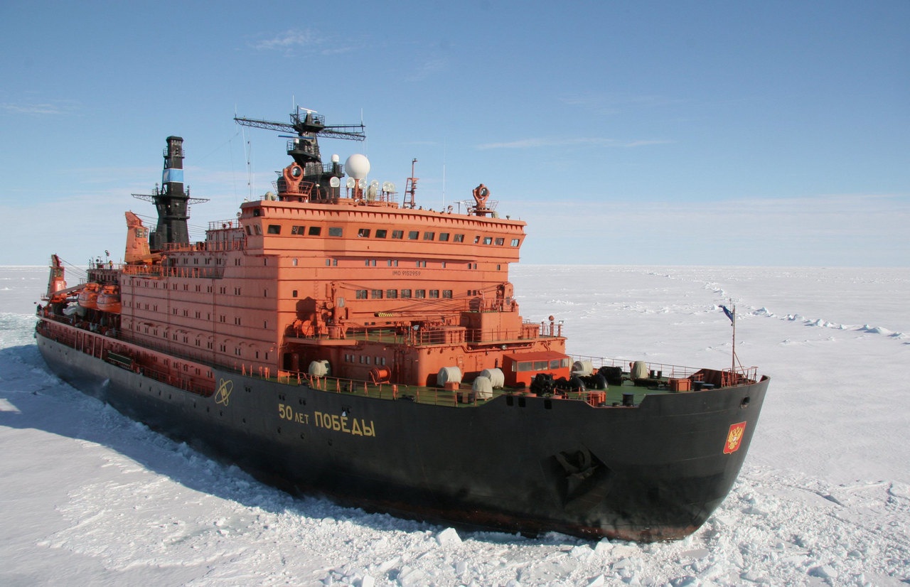 Крупнейший в мире атомный ледокол «50 лет Победы» на пути к географическому Северному полюсу.