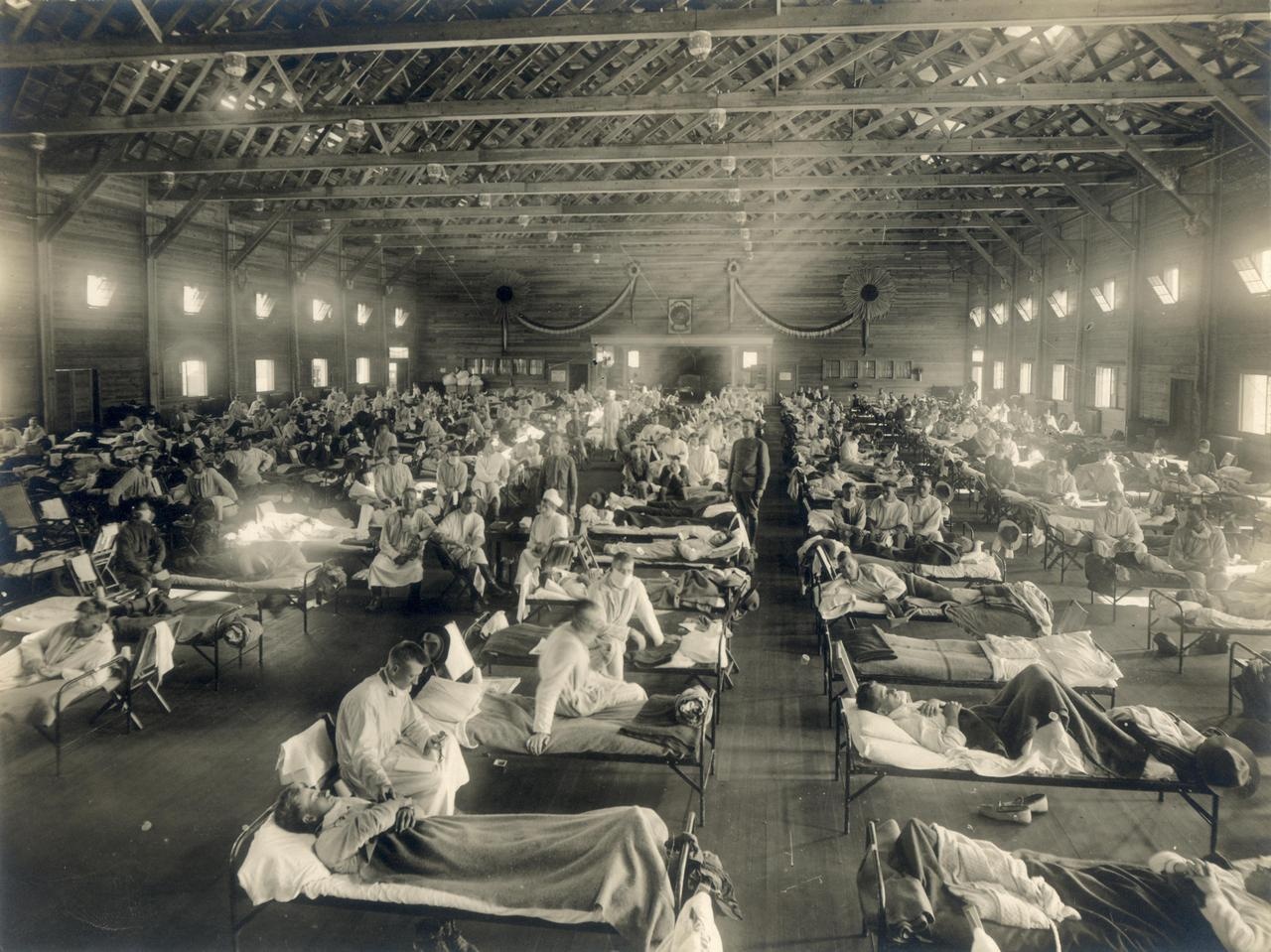 Больница скорой помощи во время эпидемии гриппа, Кэмп-Фанстон, Канзас, США. Около 1918 года.